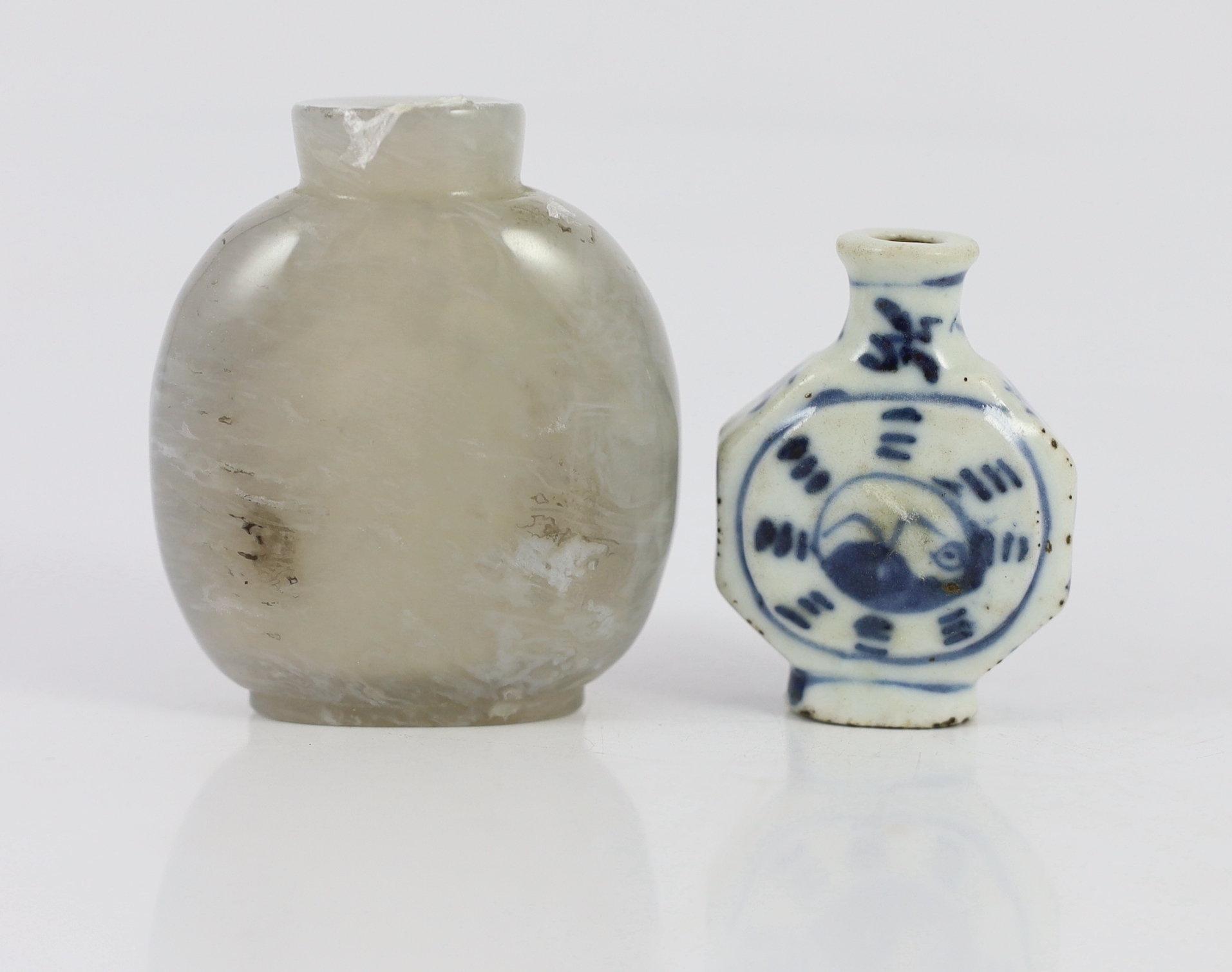 A Chinese agate snuff bottle, 6.6cm and a blue and white eight trigrams snuff bottle, 19th/20th century